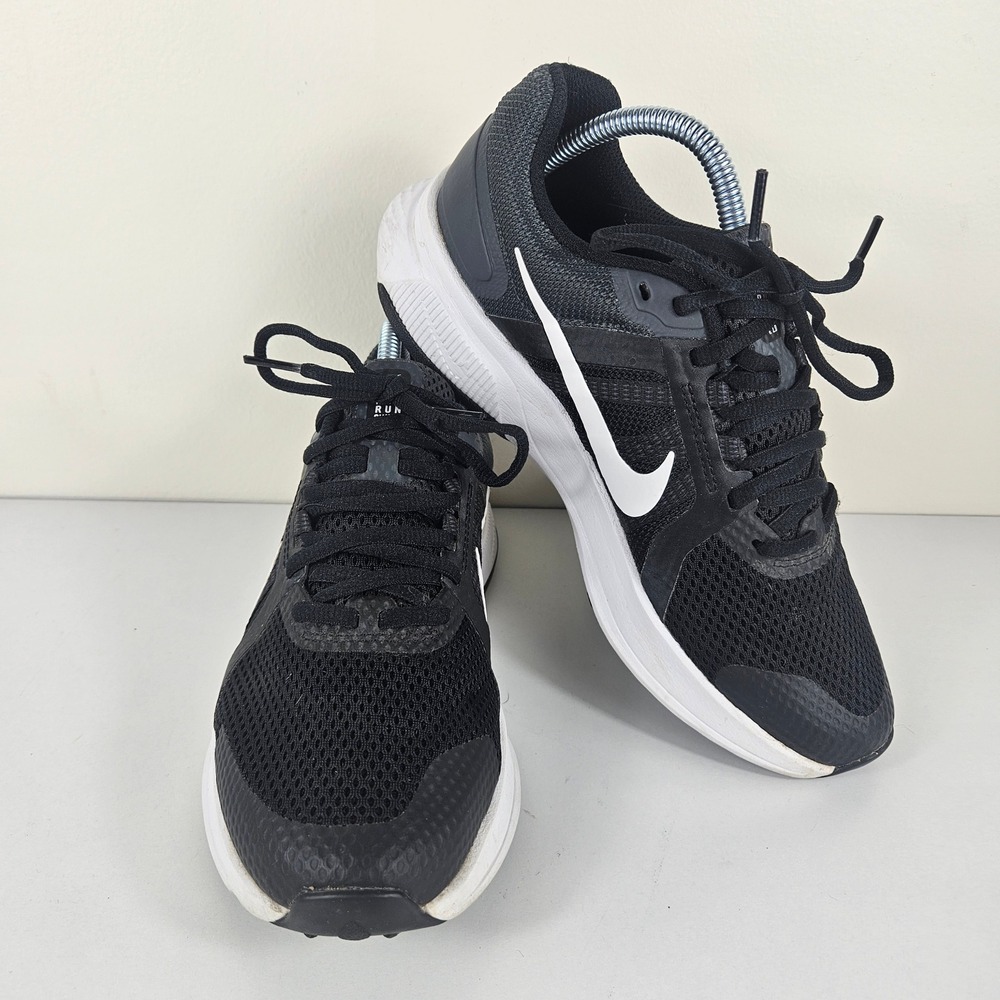 Nike Run Swift 2 Womens 8.5 Running Shoes Black White Sneakers CU3528-004